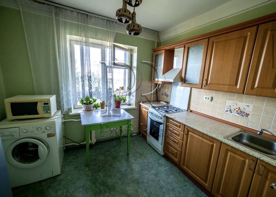 Миколайчука Івана вулиця, 3